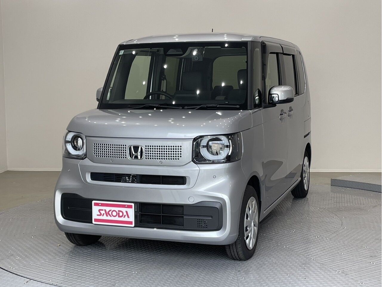 N-BOX ベース 8インチナビ ルナシルバー・メタリックの在庫情報