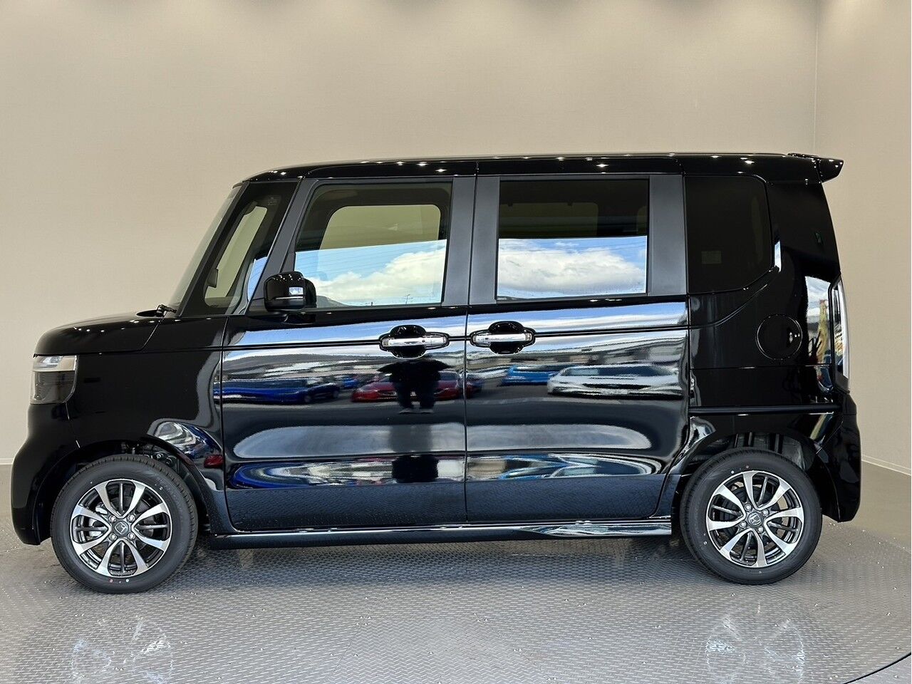 N-BOX CUSTOM クリスタルブラックパールの在庫情報 | 広島最大級の