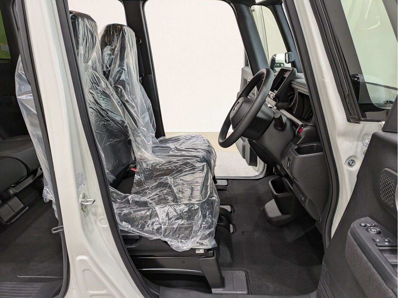 N-BOX CUSTOM R8/8/8〜目玉車 プラチナホワイトパールの在庫情報