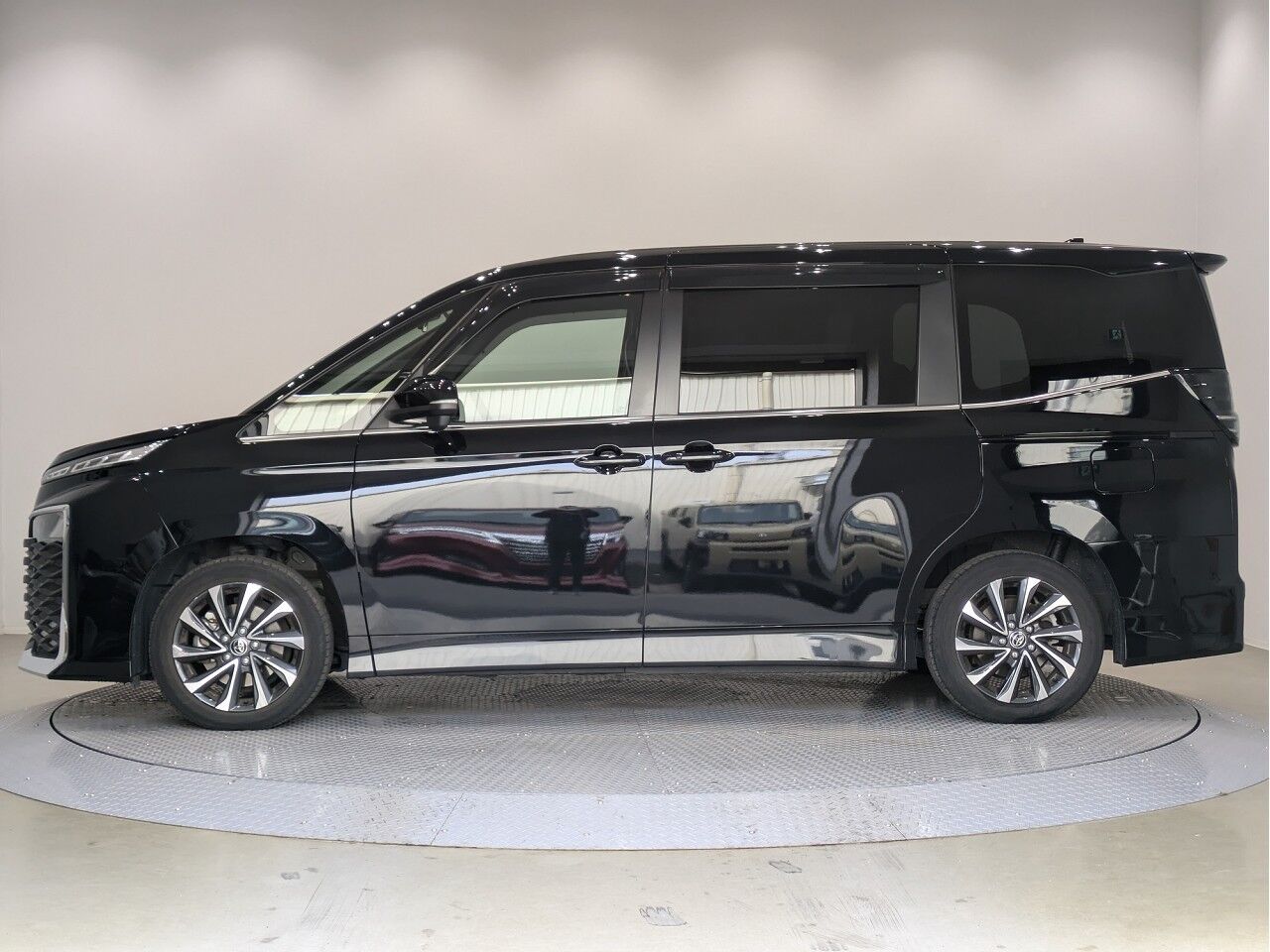 ヴォクシー HYBRID S-Z 7人乗り アティチュードブラックマイカの在庫