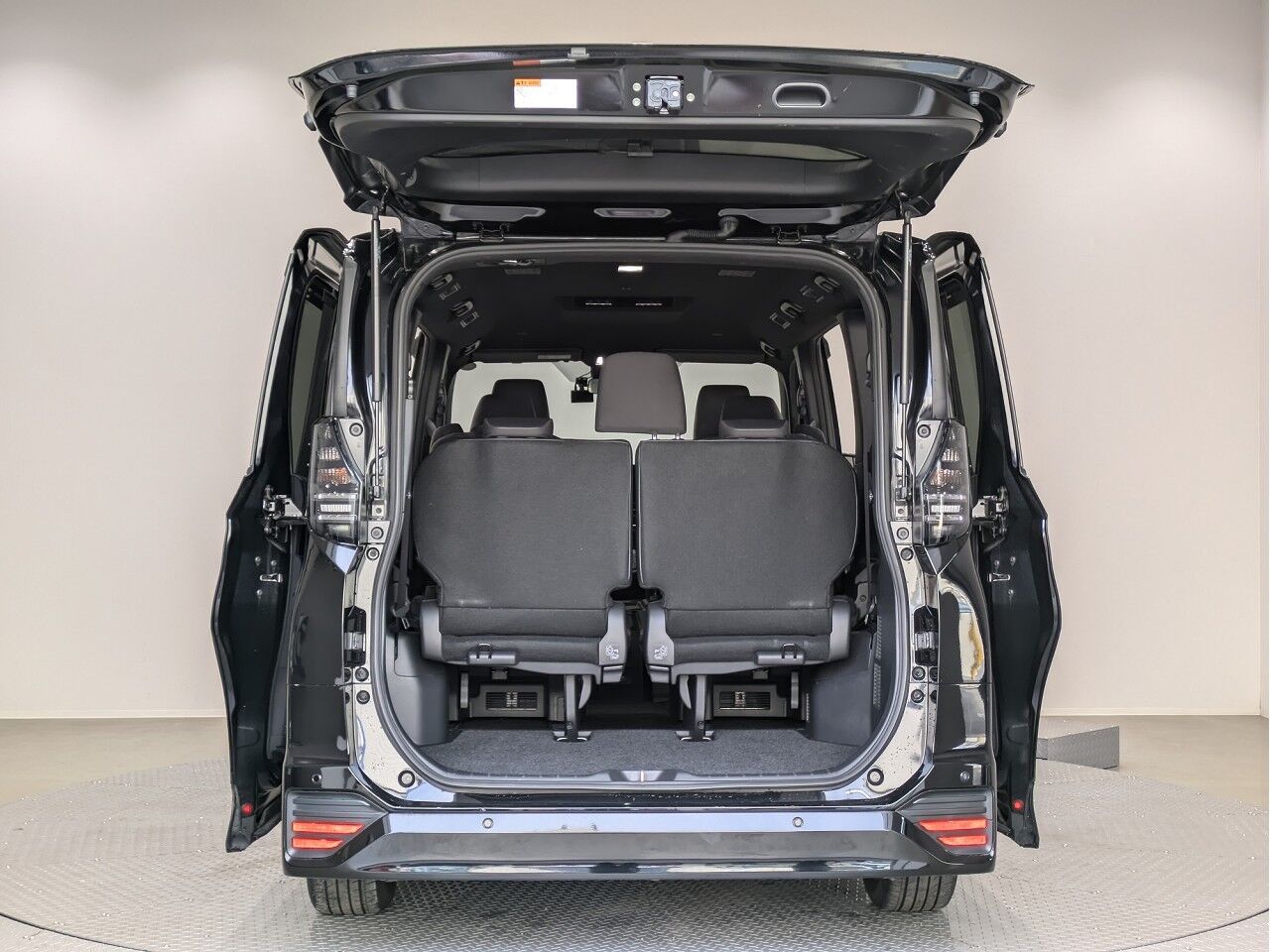 ヴォクシー HYBRID S-Z 7人乗り アティチュードブラックマイカの在庫