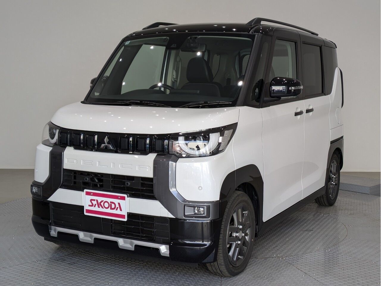 デリカミニ G Premium ホワイトパール×ブラックマイカの在庫情報