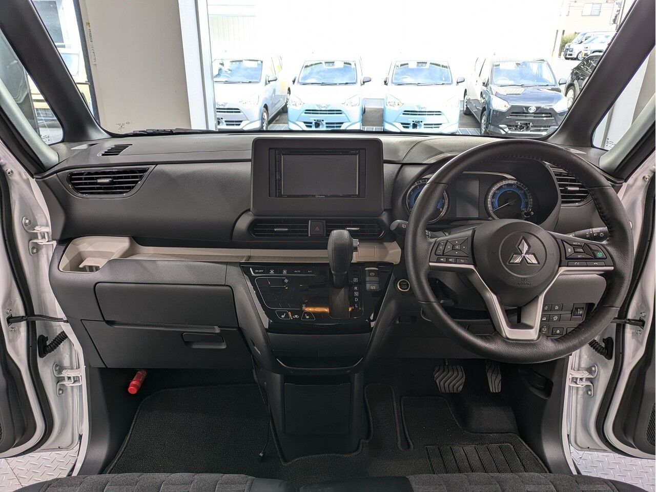 デリカミニ G Premium ホワイトパール×ブラックマイカの在庫情報