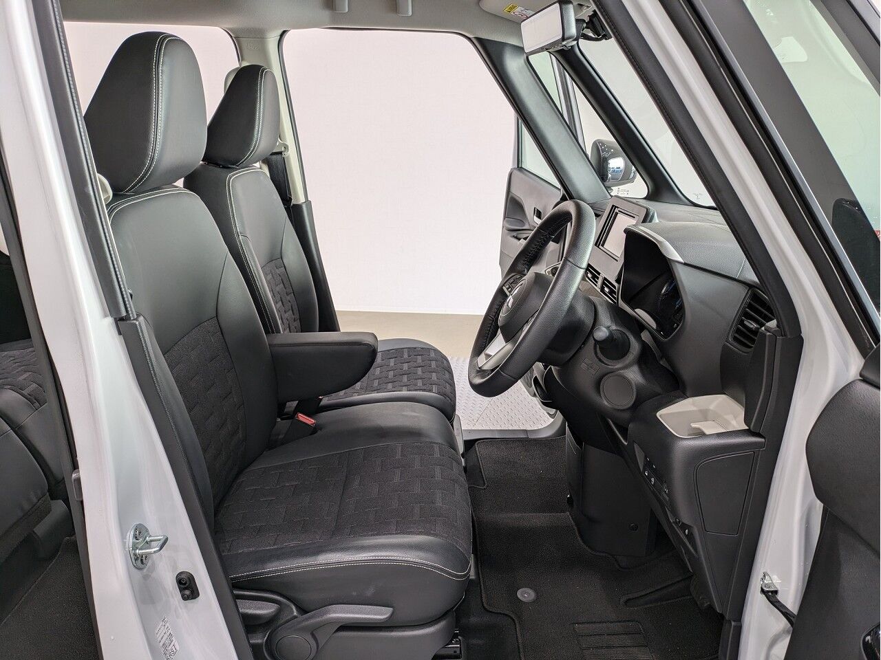 デリカミニ G Premium ホワイトパール×ブラックマイカの在庫情報