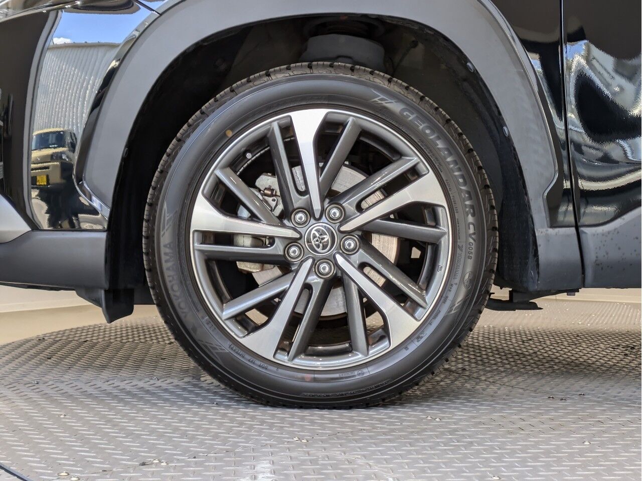 カローラクロス HYBRID Z アティチュードブラックマイカの在庫情報