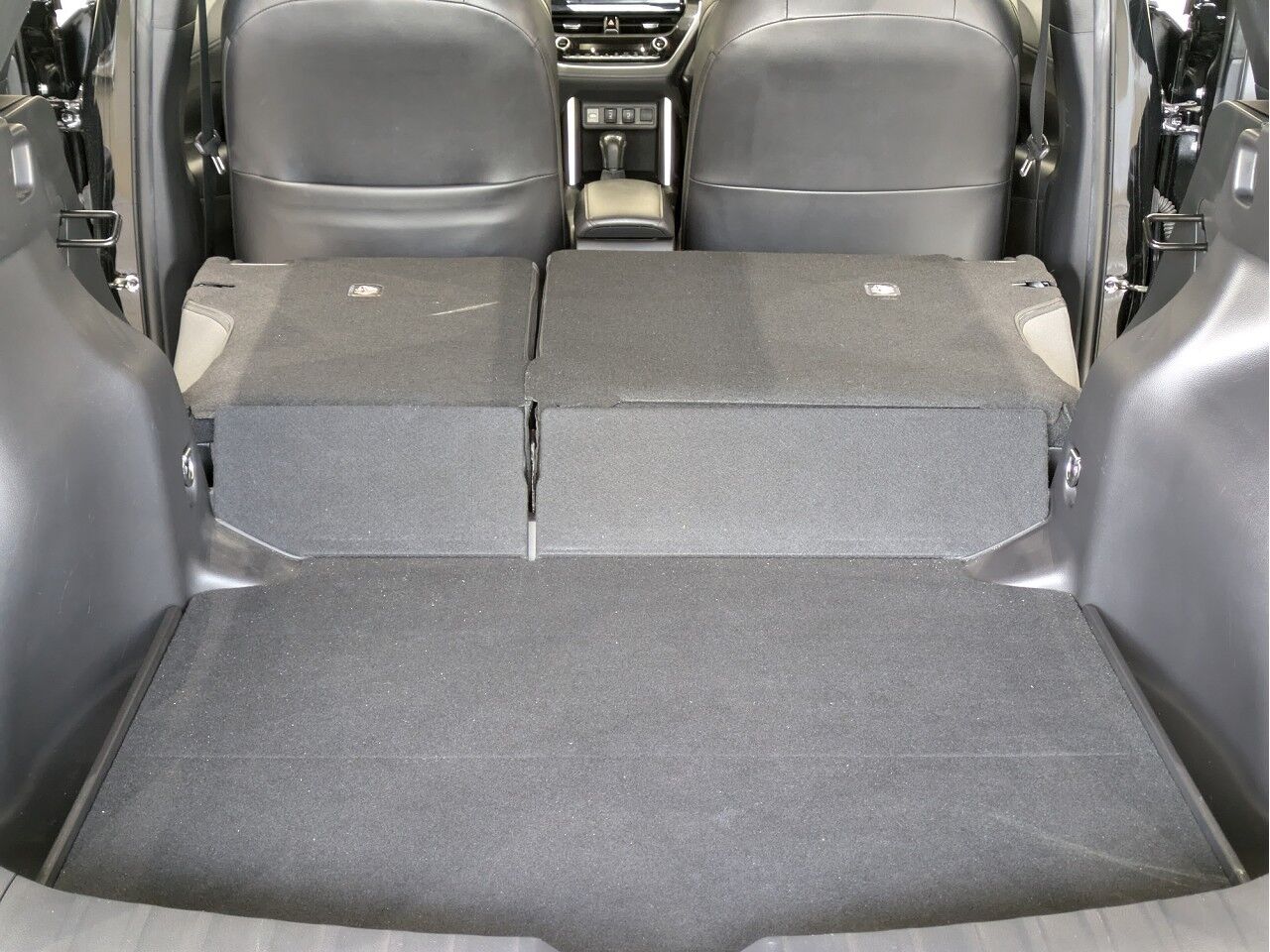 カローラクロス HYBRID Z アティチュードブラックマイカの在庫情報