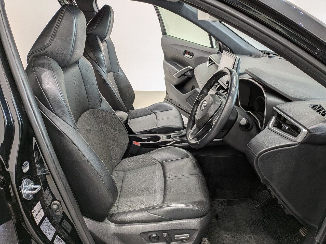 カローラクロス HYBRID Z アティチュードブラックマイカの在庫情報