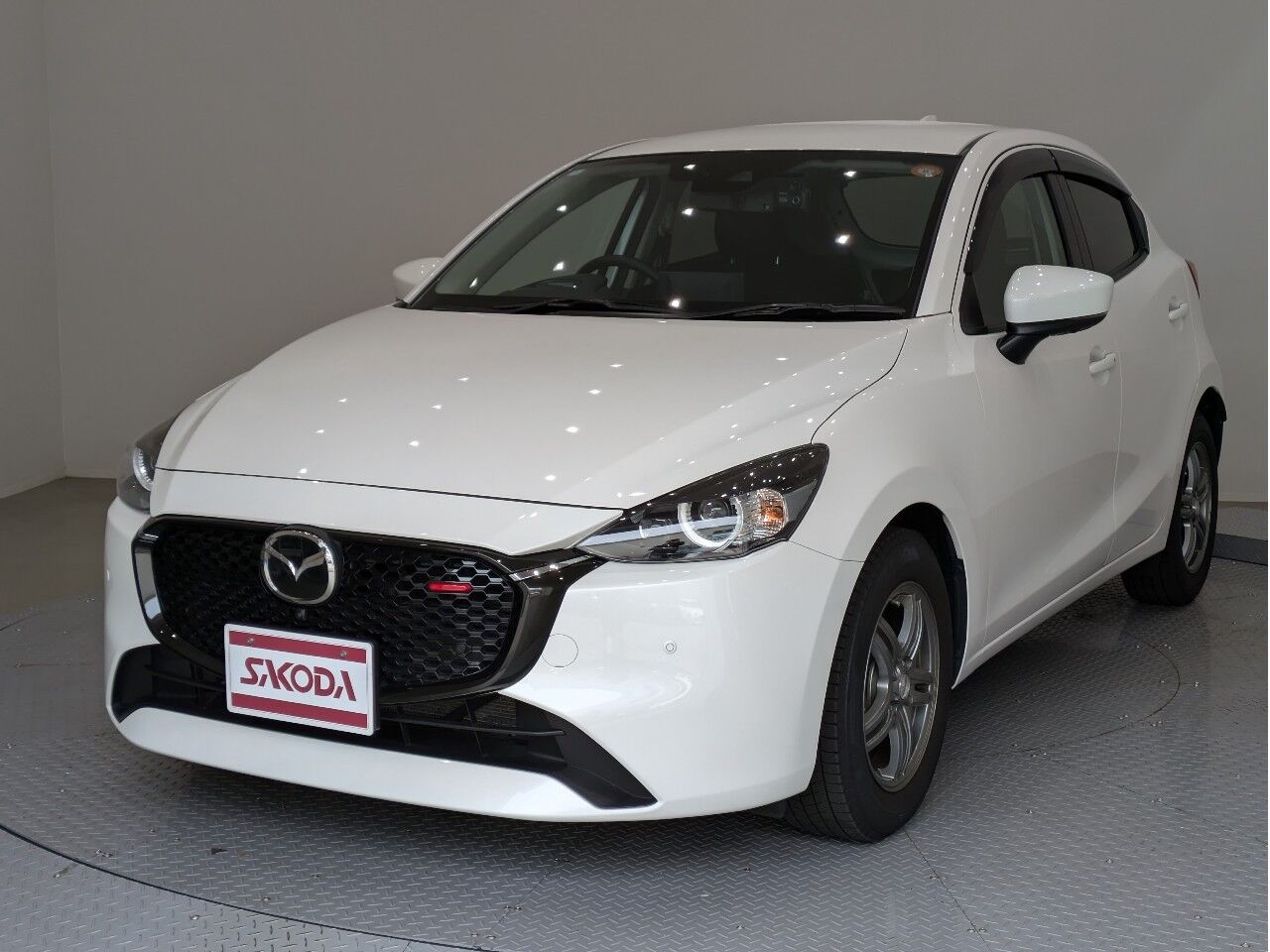 マツダ2 XD SPORT+ スノーフレイクホワイトパールマイカの在庫情報
