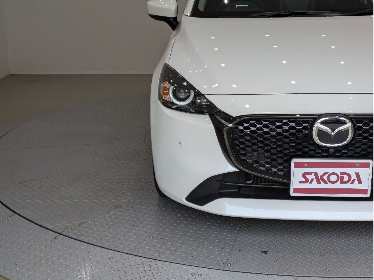 マツダ2 XD SPORT+ スノーフレイクホワイトパールマイカの在庫情報