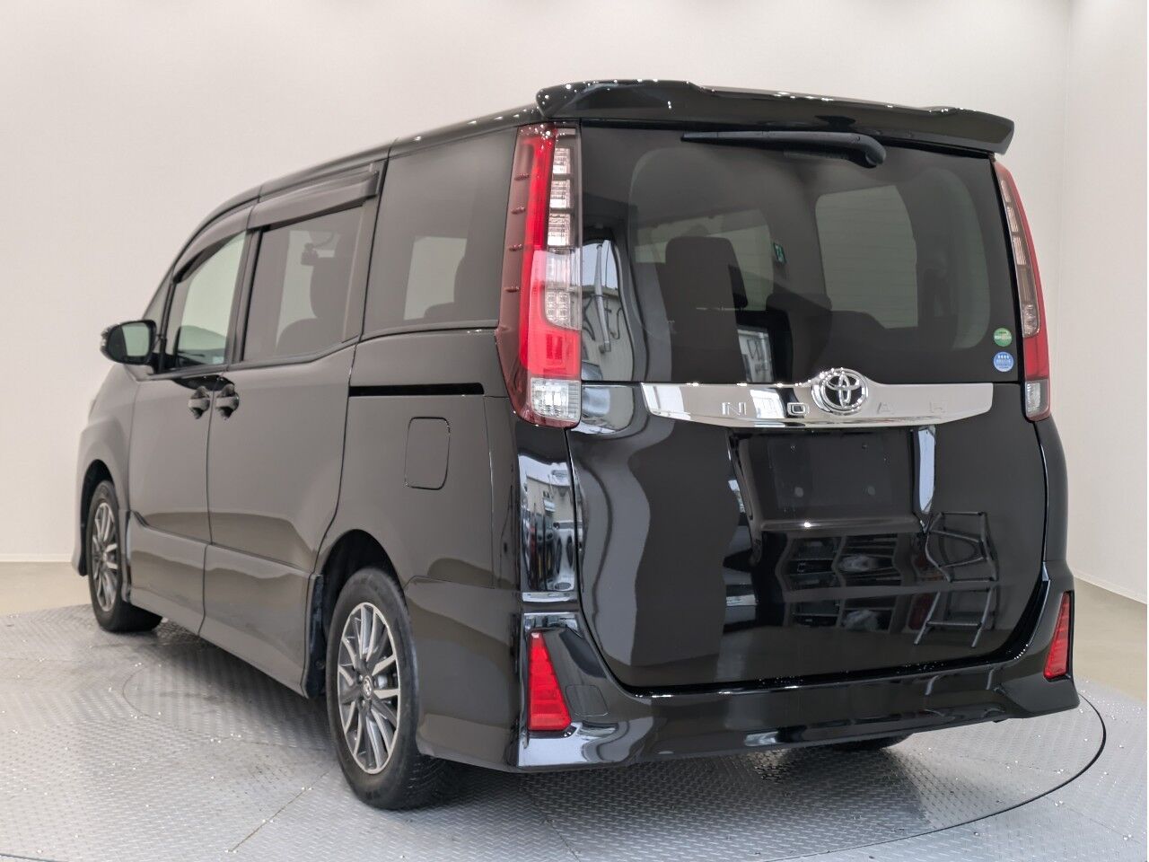 ノア Si 7人乗 ブラックの在庫情報 - 東広島で軽自動車・普通車を買う