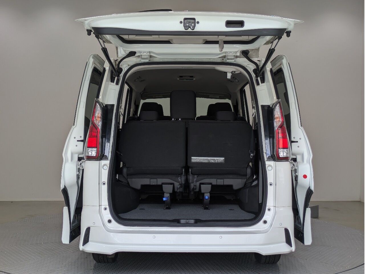 セレナ ハイウェイスター Vセレクション 白の在庫情報 - 【サコダ車輌